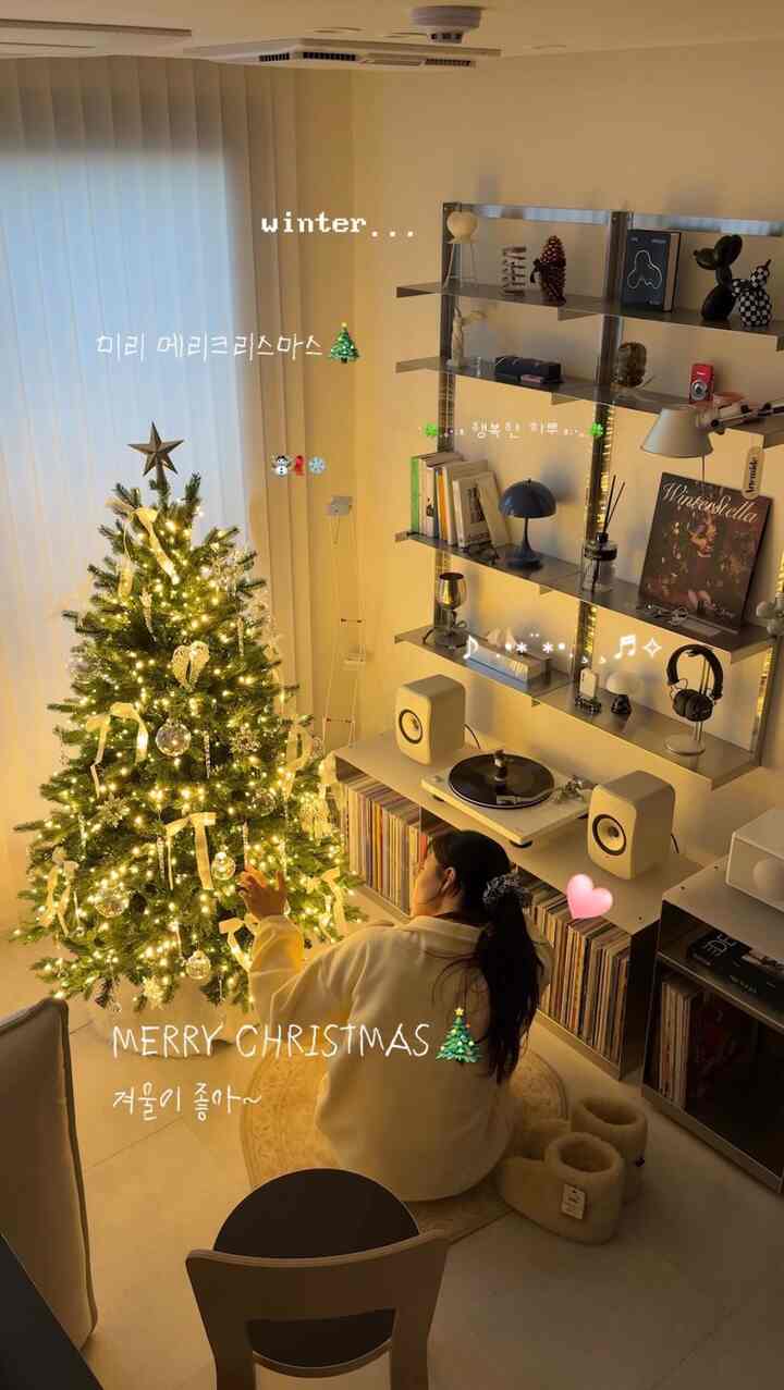 #チーフマリーツリー

木だけ取り出してもすでに半分は完成した感じ✨
照明まで完璧に巻いて
電球別に巻く必要もなく、プラグだけ差し込むと終わり。 ᐟ

電球キンクで毎回苦労していた時間⏳
今回はそんなストレスが1もありませんでした𖦹

木の枝もしっかりといっぱいだから
オーナメント数本だけ歩いても十分に豊かで綺麗ですよ˖⁺❀ˎˊ˗

何より人工的な香りなし🌿
少し雪のような鮮やかな木目
オリジナルツリー感性をそのまま盛り込んでいます⸝⸝꙳

今年は✧*｡オールインワンルシアイツリー✧*｡とともに
木遊牧民の生活を終わらせてください☃️❄️♡̷̷̷

ツイート

＃ルシアイ＃生涯ツリー＃照明一体型ツリー＃クリスマスツリー＃holidaymood＃ホームスタイリング＃冬のインテリア＃ミリメリークリスマス＃クリスマス＃クリスマス小道具＃クリスマスデコ＃クリスマス装飾＃クリスマスインテリア＃クリスマス準備＃クリスマス 