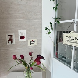 #예쁜템최고야 #콘수프기록집
@화이트아파트님이 골라주신 예쁜 벽꾸🎀🤍
#제네바 #스피커 #아뜰리에보타닉 #조화 #예쁜조화 #생화같은조화 #유리가벽 #가벽 #가벽인테리어 #벽꾸미기 #엽서 #엽서인테리어 #예쁜엽서 #오픈문패 #덩쿨조화 #조화인테리어 #노르디아 #컵선반 #컵보드 #화이트컵선반 #맞팔 #거실 #거실인테리어 #공간분리 #거실주방분리 #예쁜템 #화병 #인테리어소품 