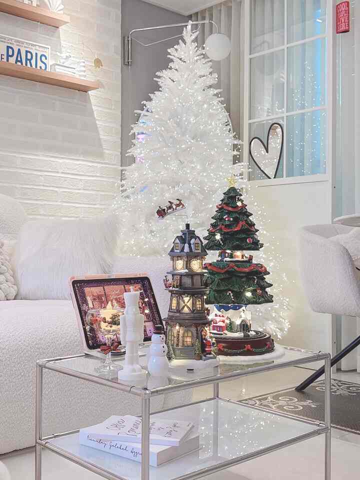 ＃クリスマス＃きれいなテム最高屋＃クリスマスインテリア＃コンスープ記録集 
ナビダードの感性LEDオルゴールと一緒にいる今年の冬は非常に甘くてときめきです𖤐
オルゴールの中の小さなサンタ村に暖かい光が点灯し、ときめきたっぷりのキャロルが流れると..
ゆっくりと帰る列車..ルドルフが引くそりが空を飛んで白く雪に覆われた木まで..
オルゴールを見ていると、まるでおとぎ話に吸い込まれていく感じです。
✧ホリデーサンタタワーは豪華なディテールとヴィンテージな魅力が際立つ感性オルゴールでタワーの上にサンタとルドルフがバングルバングルに戻り、穏やかな光が時計塔に照らす姿が本当にロマンチックです。
✧動きのあるマジックツリーは暖かいLED照明と共に
木が登ると、木の中に隠されたおとぎ話の村が現れます。
電車が帰るツリーオブジェオルゴールです。
存在感あふれるサイズでインテリアオブジェとしておくと 
真冬の感性の終わりにエム！

手軽な操作で本体横スイッチ一つで照明と音楽8曲を一緒に楽しめますよ^^

✔︎ナビダードクリスマスオルゴール
カカオトークプレゼント、今日の家でも購入可能です♡︎
商品を購入するとオブジェの下に敷くことができるふわふわのホワイトファーを一緒に送ってくれる贈呈イベント中なので、ヨランセンスのあるプレゼントもお見逃しなく！
ナビダードと一緒に特別な年末の雰囲気を演出してみてください
甘い記憶で残るおとぎ話のようなクリスマスになります（ღ’ᴗ‘ღ）
@navidad_official_ 
。
。
。
。
＃ナビダード＃レナエネルギー＃クリスマスオルゴール＃クリスマスオーナメント＃クリスマスオブジェ＃オブジェ小道具＃家の装飾＃ホームスターグラム＃クリスマスデコ＃クリスマス小道具＃ledオルゴール＃クリスマス感性#christmasinterior #christmastree