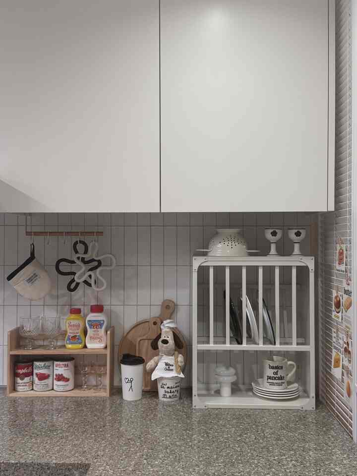 #살림살이 #콘수프기록집

I actually have a problem...
I can't buy just one...

Kitchen rack...
When I was debating whether to buy stainless steel or white,
I was racking my brain...??? In the end, I decided to keep both and change the style depending on my mood...😎

What's your kitchen like with both stainless steel and white kitchen racks~~
Today's white version🤍

#Kitchen #주방인테리어 #주방꾸미기 #주방스타일링 #맞팔
#KitchenRack #화이트키친랙 #스티컬타일 #아카시아원목 
#SnowMan #세임디 #애시드로우 #로파서울 #모던하우스
#CrowCanyon #써모스텀블러 #원목도마 #고블렛잔
#SiliconePotPad #주방장갑 #화이트주방 #오늘의가든