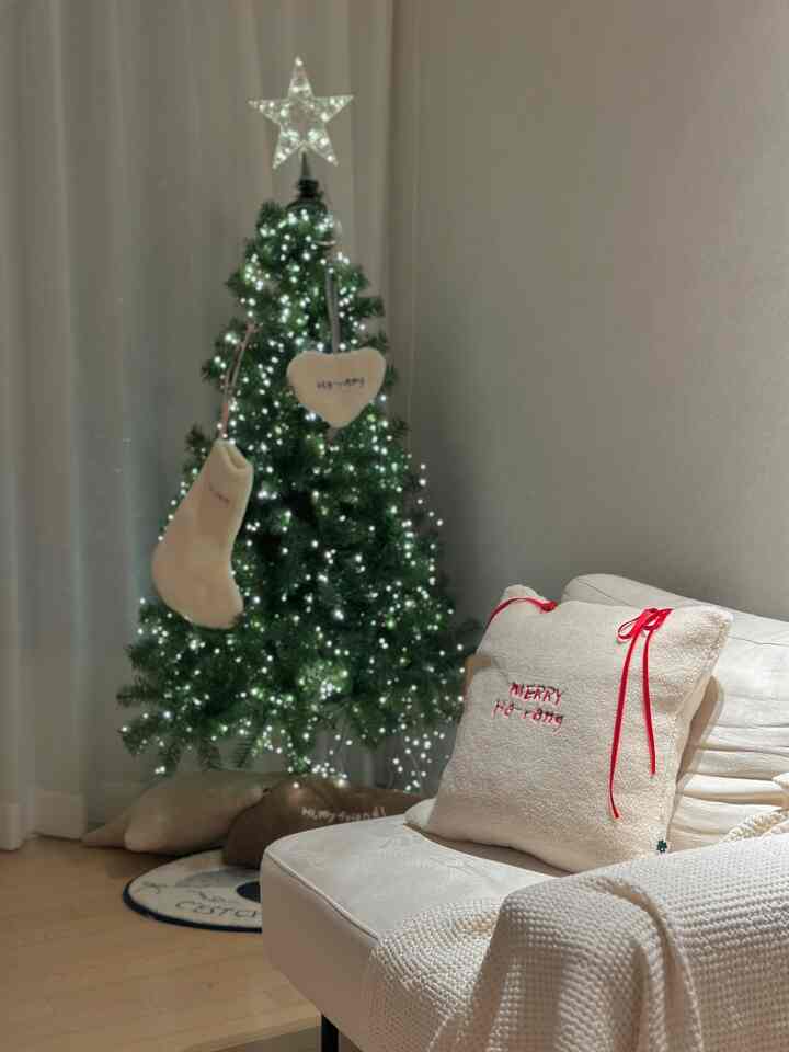 Tree Mong -
Mengosongkan pikiran, disibukkan dengan berbagai hal yang harus dilakukan, barang yang harus dibeli, dan barang yang harus diteliti,
aku menatap lampu-lampu yang berkelap-kelip dan menemukan ketenangan pikiran...

Aku jadi sangat pelit dengan momen-momen singkat untuk beristirahat ini.
Ayo kita istirahat sejenak, 5 menit  #아기있는집거실 #트리멍 #아기있는집인테리어 #아기가사는집 #트리꾸미기