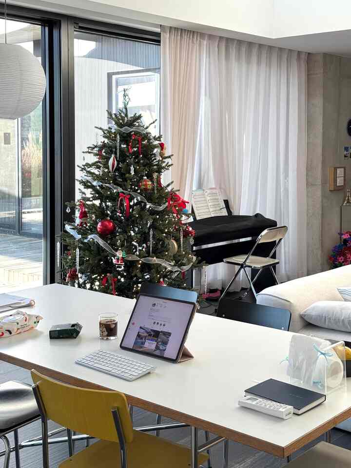 二人の男を送った直後、週末を過ごした月曜日のリビングルームを入れてみました☺️🎄
今ここは私のスペースです。

秋のジャズリストを入れて、
平日なので、デカフェインカヌーのカップに木の照明もつけて
のんびり午前インサータタイム🙈✨

一週間休んだら、週末に力が出たのか、いよいよ木を取り出しました🎄🥹
今回はどこに置くかでしばらくの家族会の終わりに今回のツリーは一応窓際に座りましたよ✨

もううんちの主張がトリデコに影響を及ぼしてみたら、お母さんの計画とは違った姿ですが🥹🥹子どもが楽しくなればいいんですよ..??!🫠

幸せなクリスマスを準備しましょう🎄♥️💚

-

ああ！最後の写真は親しい姉が作ってくれた暖かいソボロパンに香港式で冷たいバターを入れたのですが、ヨガヨガ非常に大きな日の組み合わせですよ☺️👍👍💛
今日パバにソボでパンを買いに行かなければなりません😋

＃クリスマスデコレーション＃クリスマスストリート＃🎄＃リビングルーム＃livingroom＃interiordesign＃家のスタイル＃家の装飾＃今日の家＃住宅＃リビングルームのインテリア＃カヌーディカフェイン＃yogibo＃maxn