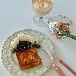 달달바삭토스트🤎
 버터+마스코바도 설탕 조합으로 간단하게 구웠어요 :) 프렌치토스트 해먹을까 하다가 귀찮아서 더 간단하게 ㅎㅎㅎ 빵 사이즈가 작아서 요거트&그래놀라도 살짝 곁들였어요
라떼는 밍밍해지는게 싫어서 물얼음 대신 우유얼음 넣어서 허여멀건해요✨
#아침토스트 #바삭토스트 #브런치 #홈카페 #그래놀라요거트 #요거트 #토스트 #홈브런치 
