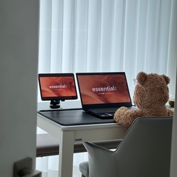 곰돌이야 거기서 뭐하니?
🐻 컨셉 잡는다곰➰
신혼 때 아빠가 사주셨던 리바트 식탁!
이사오기 전에 1년만 쓴 식탁이라 버리기도, 팔기도 아쉬워서
New 집에도 가져왔어요.
넓은 책상처럼 쓰기 편해서 
이래저래 야무지게 쓰는 중이랍니다👀🤍
#예쁜템최고야 1  #콘수프기록집 #서재방인테리어 #서재방 #서재꾸미기 #서재책상 #리바트 #리바트식탁 #리바트의자 #신혼집가구 #신혼가구추천 #신혼집서재 #신혼인테리어 #예쁜식탁 #오비키데스크매트 #오비키 #젤리캣 #서재방꾸미기 #신혼부부 #집꾸미기 #집순이 