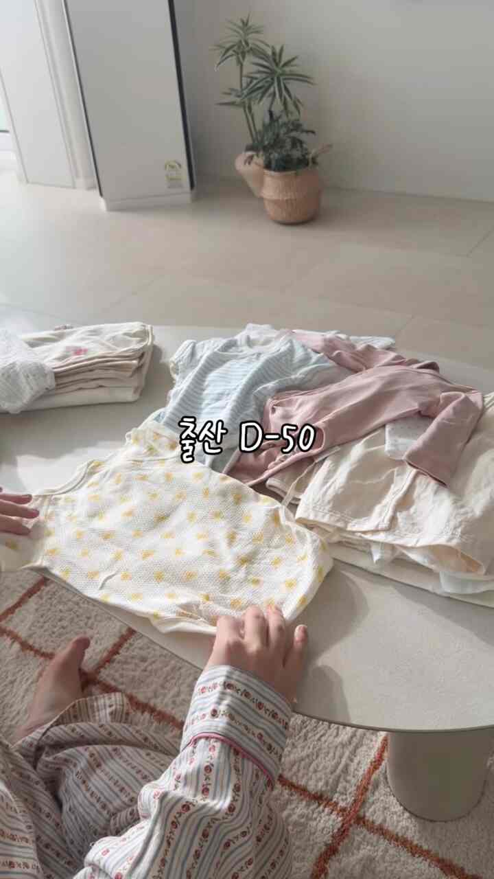 皆さん、、私はすでに出産が50日も経っていません😱
何の考えもなかったのに50日が割れたので、とても怖いのですよ、、

私は強硬な自己分散分散画像をたくさん見ています。
怖くて毎日夫に代わりに産んでもらうと話しています😂 

もともとは出産休暇に入り、整理をしてみました。
また倉庫になっている飾り部屋を見ながら少しでも整理しなければなりませんでした。

前日、ピクセル消毒器に戻した哺乳瓶をまとめて
洗濯しにくいおもちゃも芽生えて消毒してくれる！

洗っておいた服もまとめました。
赤ちゃんの服犬は簡単ではありませんでした。  #출산준비물 #브이로그 #아기가있는집 #거실인테리어 #맘마존꾸미기 #맘마존 #브레짜 #픽셀젖병소독기 #젖병소독기추천  #예비맘 #아기옷추천 #신생아방꾸미기 #신생아용품 #모빌인테리어 #모빌추천 #어노트프롬 #리튼러그 #거실테이블 