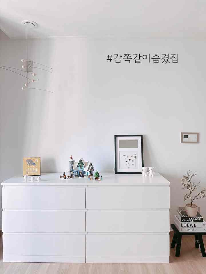 白を基調とした寝室、イケアのMALMチェストの上にレゴの飾りと額縁が置かれたシンプルでミニマルなインテリア