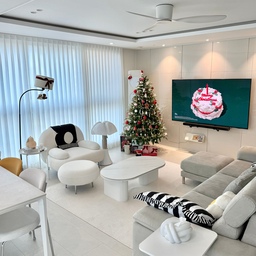 #작은변화큰차이 
작은 변화로 확 달라진 우리집🎄 겨울 버전 완성❄️ 
집 분위기 바꾸는 데 꼭 큰 공사는 필요 없죠!
이번 겨울엔 가구배치, 조명 포인트, 계절 소품만으로
우리집을 완전히 새로운 공간처럼 꾸며봤어요.
거실과 주방 사이를 자연스럽게 분리하고 싶어서
대화형 구조를 살리는 배치로 바꿨고,
눈에 띄는 가구 이동 없이도 공간이 더 넓고 편안해 보이게 정리했어요.
그리고 겨울이면 빠질 수 없는 크리스마스트리🎄
트리 밑 선물 박스까지 챙겨주니 눈에 보이는 포인트가 확 살아났고,
조명엔 리본을 달아 귀엽게 꾸며주고,
문고리는 작은 곰인형으로 계절감 더하기🐻
식탁엔 촛대 하나만 올렸는데도 분위기가 완전 달라졌어요.
작은 변화지만 집이 주는 온도가 확 달라지는 느낌!
이 맛에 계절맞이 셀프 홈스타일링 하는 것 같아요 ✨
✔ 가구·배치
•대화형 구조로 거실–주방 동선 자연스럽게 맞춤
•큰 가구 이동 없이 배치만 다듬어 공간 넓어 보이게
✔ 조명·패브릭
•플로어 조명에 리본 장식으로 크리스마스 무드 더하기
•소파 쿠션/패브릭 톤을 겨울 분위기에 맞게 정리
✔ 크리스마스 소품 활용
•트리 + 트리 밑 선물 박스 연출로 메인 포인트 완성
•식탁에는 미니 촛대로 간단한 분위기 전환
•문고리에 작은 곰인형 걸어 계절감 자연스럽게 추가
#거실 #거실인테리어 #거실꾸미기 #겨울인테리어 #겨울의우리집 #겨울준비템 #겨울맞이 #거실공간분리 #미리크리스마스 #크리스마스소품 #크리스마스트리 #크리스마스데코 #오너먼트 #크리스마스인테리어 #크리스마스준비 #크리스마스잇템 #크리스마스꾸미기 #크리스마스트리장식 #크리스마스오너먼트 #트리 #180트리 #가성비트리 #화이트인테리어 #겨울준비 #겨울아이템 #거실스타일링 #거실인테리어소품 #거실가구 #거실공간분리