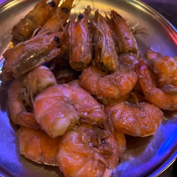 #콘수프기록집 #맞팔 #오늘의우리집 #새우버터마늘구이 #우동 #북성로우동 #유부우동 #코스타노바올리바
#태국꼬임커트러리 #꼬임커트러리 #롤빵 #편의점롤빵
#외식
남편이 저번에 생일선물 받은 복권 ㅋ 돈으로 생일 외식 쏘았어요. 시간은 좀 지났지만 수능날 수업 일찍 당겨서 하고 마치고는
외식1차 먹고 2차로 간 새우구이~ 버터랑 마늘을 듬뿍 넣고 석쇠에 구워서 나오는 거라 그런지 바삭바삭하면서 맛있더라고요. 
몸에 좋다고 해서 안먹던 새우머리도 야무지게 씹어먹고 우동도 둘이 한그릇 맛보고 왔어요.
많이 먹었는데도 이날은 자꾸 배가 고프더라고요 ㅋㅋ 얻어먹은 날 그런가봐요. 그래서 오는 길에 편의점 들러서 롤빵 한조각 사서 또 먹었지요.
맛있는 집 롤빵은 양이 많으니 그냥 편의점 롤빵도 먹고 싶을때 한조각 먹음 맛있더라고요~ 
태국 꼬임 커트러리 진짜 가격이 좀 비싸긴 해도 너무 맘에 들어요^^ 진짜 제가 사고 나서 제일 많이 사용하고 있어요~~ 
새우 구이 보니 또 먹고 싶네요. 오랜만에 데이트 해서 좋았는데 꽃집 마감하는 시간(8시) 계속 먹어서 꽃은 못샀다는 슬픈 엔딩입니다.
오늘 중간에 시간이 되는데 꽃집이 안 닫았으면 한송이 사고 싶은 날이네요~~ 오늘 가는 꽃집은 문닫는 시간이 일정하지가 않더라고요.
오친님들 ㅋㅋ 응원해주세요. 오늘은 문 늦게 닫게요~~