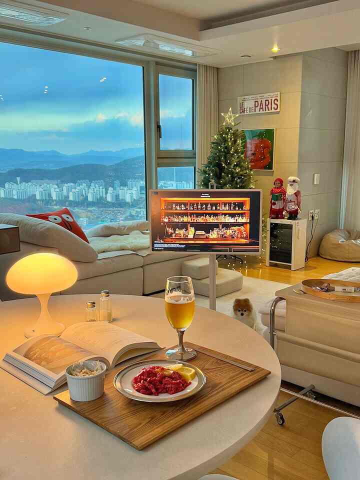 ！

今日の家で買った製品は本当にすごいですが、
毎日毎日体感して満足するベスト1はLGスタンバイ製品です。
エジプトに引っ越す前から数年を費やしました。
最初は見る人ごとに不思議に思っているので、住んでいる人もいました。
画質で音質で、すべて満足して私もよく書いています。
きれいに家を飾ってシカピョと大きなテレビを置きたくなかったが、
スタンバイ美のおかげで行われました。

二つ目はコスパもいいイケアビリー本棚なのに
私はいくつか買って小道具も置いて
皿類やワインも置いて飾りとして使う
汚れた壁も隠すことができ、
カーンの高さ調整にもなってるのでとてもいいですよ^^
私は家で買ったMam  #빌리책장 #다이닝룸 