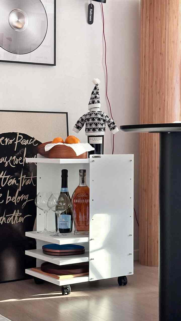 #콘스프필름 #트롤리인테리어 #가구인테리어 
 
君はきっと生まれは鉄材なのに、なぜこんなにメロナムジュのように柔らかくハンサムなゴヤン！ 
この美感、ロマンチックなナムジュ確定だから！

鋭い線のような曲線のようでシンプルですが、ディテールは繊細です。
好きなように位置調節まで可能な4マスの活用も良い棚まで！

アズフェクトならではの柔らかい鉄材仕上げがそのまま盛り込まれた
アルカ可動式4段トロリーはブラックとホワイトの2色で
空間にこすり込んでも存在感は確実で、
どこに置いても飽きのこないすっきり！
これくらいなら家のハンサムな助演じゃなくて主演合い？

私たちの家のホームオフィススペースにもダイニングルームスペースにもちょうど   #홈오피스꾸미기 #다이닝룸꾸미기 #트롤리 #철재트롤리 #화이트인테리어 #홈스타일링 #trolley #homeoffice   #가구인테리어 #홈리빙 #벽꾸미기 #방꾸미기 #나도크리에이터 #예쁜템최고야 #오늘의우리집 #불량주부다미 #다미홈 