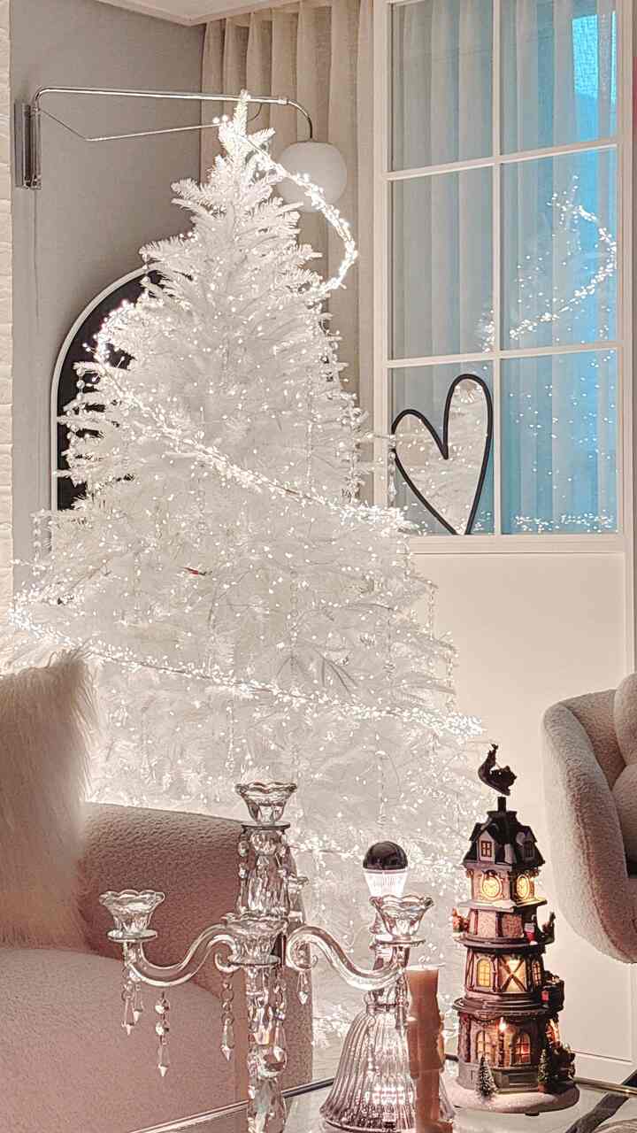 ＃クリスマスに本気である＃クリスマス＃コンスープ記録集 

叶う〜成し遂げる〜ビビディバービディ部〜𖤐
今年のクリスマスツリーデコトレンドですでに海外で流行をしている別名「シンデレラツリー」をご存知ですか？
ツリーにワイヤーで形を作ってつかんでくれ、ワイヤーの上にムカデ電球を固定して、まるで妖精様の魔法棒が魔術をぶつけるような効果を感じることができるあまりにも神秘的なデコ方法ですが、
私は私のクリスマスを責任を持っているナビダードで
ワイヤーを固定し、形をとり、ムカデまで接続する必要があります 
これらすべての面倒な方法を省略して、ただフィリリックを囲むと、おしゃれで完成する魔法のようなブリンブリングLEDを国内初発売しました！
硬いホワイトワイヤーサポートに電球がしっかりと巻いて
そのまま形だけをつかんで巻いてくれればツリーにきれいに固定になりますよ
キンクの心配もなく、ホイリリックの数輪で回して誰でも5分カット設置可能な点が本当に楽でしたよ𖤐

天の川のように輝く電球の光がどれほど美しいかわかりません。
大〜雰囲気は完全にミヨンです~~~
今年のクリスマスツリーはもっと楽に〜そしてもっと〜もっと〜きれいに
ナビダードが足早くセレクトした海外トレンドのまま、 
今今日の家レナエネルギーでアーリーバード割引で会いましょう
（⺣◡⺣）♡*
ツイートをサイトに埋め込む 
。
。
。
＃ナビダード＃レナエネルギー＃ウィンタースケッチ＃クリスマス＃シンデレラツリー＃ホームスタイリング＃家具＃ツリー＃クリスマスストリーデコ＃クリスマススムーズ＃クリスマス装飾＃ホワイトツリー＃cinderellatree＃christmastree＃christmastreedecorating＃christ