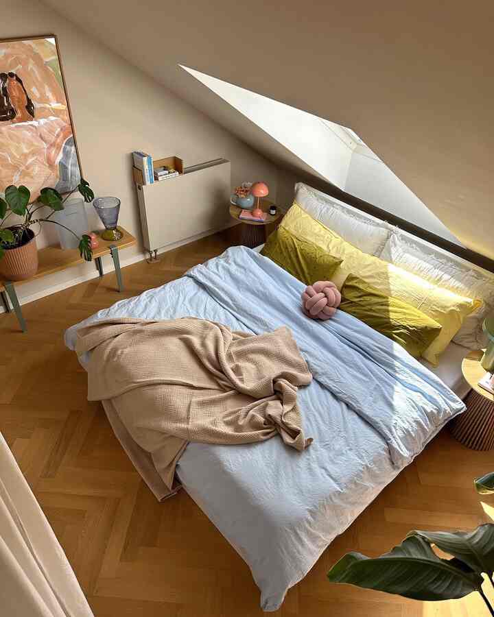Sunlight, soft pastels, and cozy textures ☀️🛏️
This attic nook feels like the perfect Sunday retreat — calm, bright, and full of personality.

Credit: @hej_sylwi

#CozyBedroom #ScandiHome #ModernInteriors #WarmMinimalism