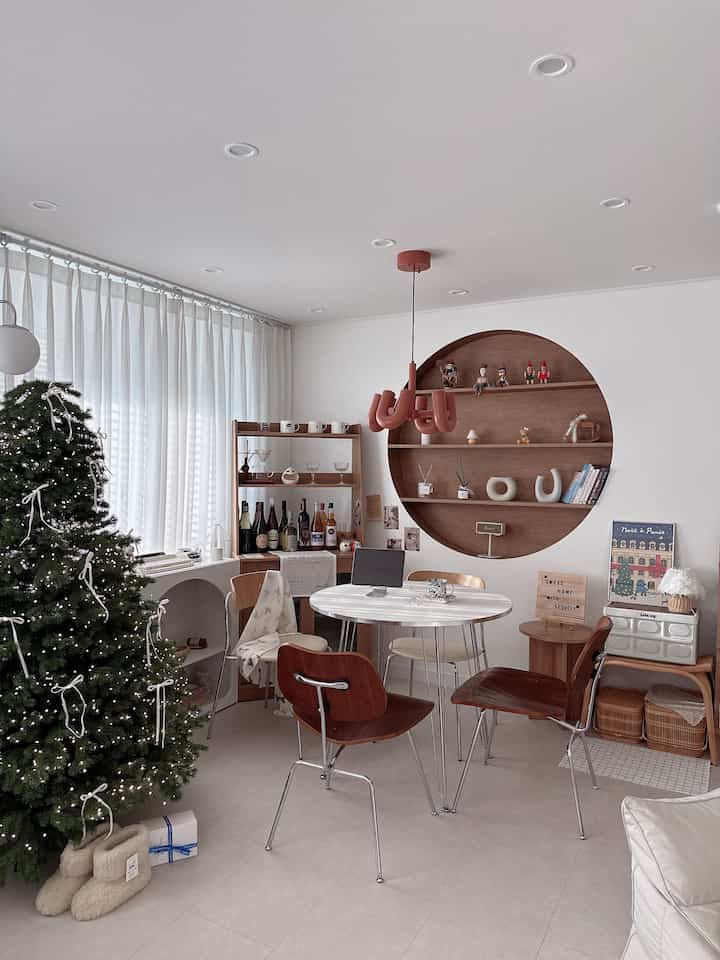 Interior kayu, penuh semangat Natal 🌲
Ruang tamu yang didekorasi dengan pohon Natal sederhana dan poster Natal.
Rasanya seperti studio, tapi juga seperti kafe yang cantik,
ruang yang dicintai.

#PohonNatal #크리스마스소품 #크리스마스 #스튜디오거실 #스튜디오인테리어 #홈스타일링 #홈카페인테리어 #홈카페존 #홈데코 #홈인테리어 #소품인테리어 #크리스마스포스터 #세임디포스터 #우드인테리어 #우드원형선반 #우드선반
