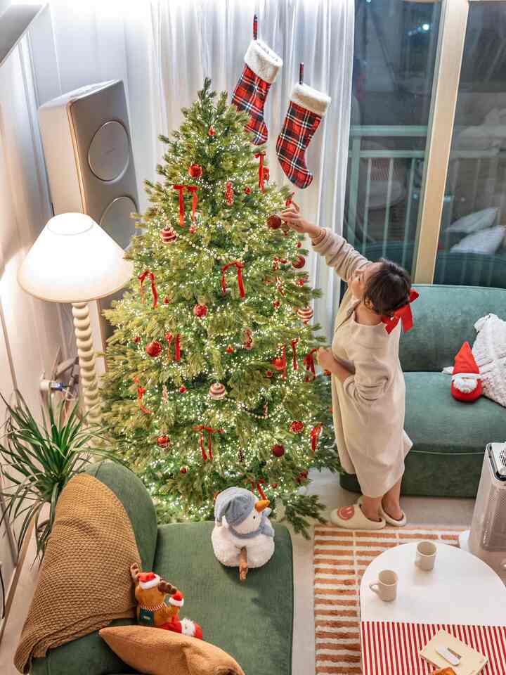 ＃クリスマスに本気である＃スペシャルクリエイター

クリスマスなら軟化？私のニックネームを思い出すほど本気です。 
私のクリスマスロマンはリビングルームをクリスマスの森にすることです。 
新しいツリーをインストールしようとすると、夫が「ええ、私たちのソファをすべて取り除き、ツリーでいっぱいにしましょう〜」と言いました。 ㅋㅋㅋㅋㅋ
赤いオーナメントをあきらめることができない私なので、昨年使った赤いリボンとオーナメントを頑張ってみてください。 
新しい赤いオーナメントを買いたい気持ちが煙突ですが、今年はある小物たちでツリーを完成してみますね。 
豊かな木のおかげでリビングがいっぱいの気分です。へへ。
みんな一緒にクリスマスのようにこのときめきを一緒に感じます〜 

＃今日の家のクリエイター＃今日の家＃クリスマスのインテリア＃クリスマスの装飾＃クリスマスの装飾＃クリスマスの小道具＃クリスマスの人形＃クリスマスのデコ＃クリスマスの飾り＃クリスマスの飾り＃クリスマスの飾り＃クリスマススケッチ＃ツリー210 cm ＃クリスマスデコ＃クリスマスリビングルーム 