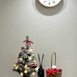 거실한켠 미니멀 크리스마스인 우리집🎄❣️
드디어 건전지를 사서 반짝이는 트리를 감상했어요🕯️
저녁에 보아도 낮에 보아도 트리가 예쁘네요☺️
위메이크 페인팅이라는 곳에서 구입한 그림을 계속 색칠중이에요🧑🏻‍🎨
거북목과 싸우며 페인팅하고 있는데ㅋㅋ가능하면 이번달말까지 완성하고 싶어요🎄🌟
+ 겨울엔 근데 다이어트 힘든거 맞죠🤣 코스트코에서 사온 스모어에 빠졌어요🍿
#크리스마스에진심인편 #맞팔 #맞팔해요 #맞팔환영 #크리스마스소품 #크리스마스페인팅 #크리스마스그림 #미니트리 #미니트리추천 #크리스마스트리 #크리스마스소품 #미니소품 #니트블랭킷 #니트담요 #소파담요 #무릎담요 #담요추천 #블랭킷추천 