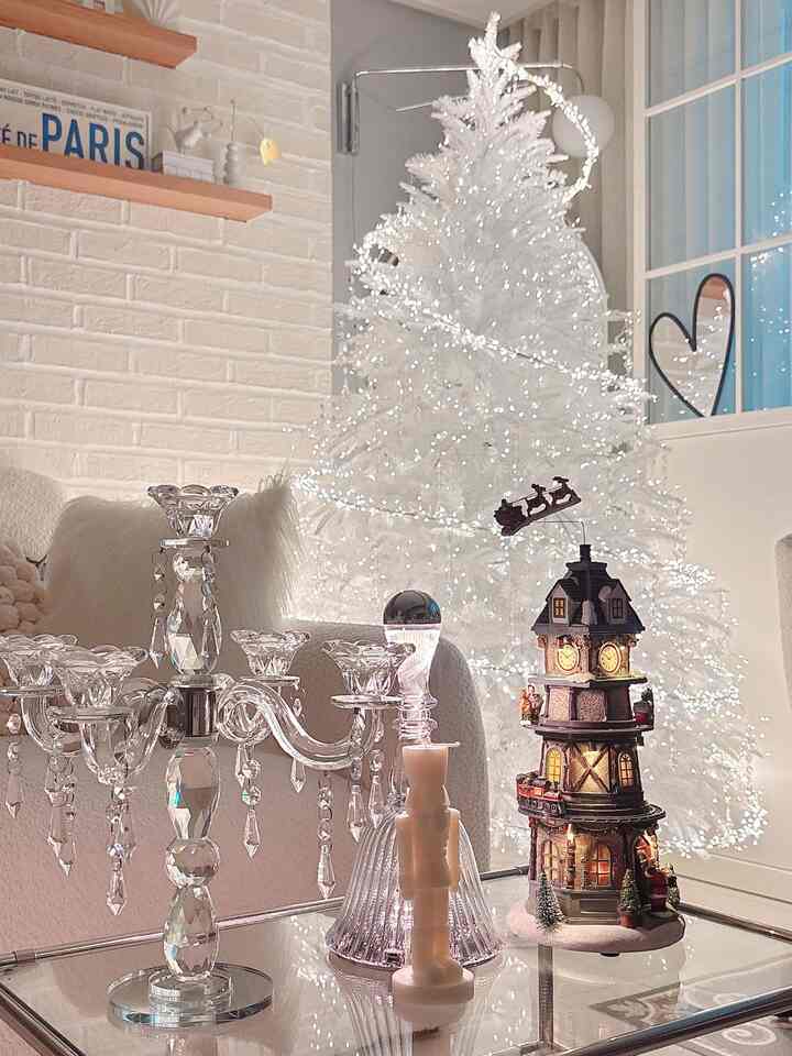 ホワイトとシルバー調のリビング、クリスマスツリーとクリスタルキャンドルホルダーが輝くシンプルモダンなインテリア