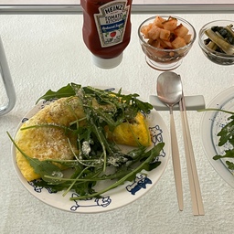 주말점심 간단히 오므라이스 먹고싶다 했더니 나를 또 브런치맛집으로 보내버린 민슐랭..🫢💕
#오늘의우리집 #콘수프기록집 #오므라이스 #홈스토랑 #홈메이드 #홈카페 #브런치 #루꼴라 #집밥 #요리하는남편 #저메추 #점메추 #시논샵 #호즈미 #플레이트 #플레이팅 #오늘의가든 