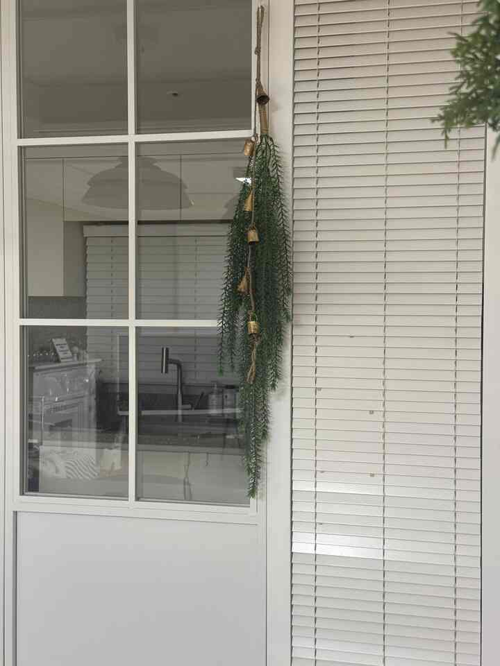 ＃クリスマスに心から

クリスマスを赤と緑で華やかに 
飾るのも綺麗ですが
私は私の好みまでモダンでシンプルに飾ってみました。
代わりにポイントはあります〜 

ゴールドベル、赤いベルベットリボン、桐トンニットシルバーリボン！
オーナメントポイントをそれぞれ違うようにして退屈しないように〜 

華やかでなくてもクリスマスの雰囲気は本気です〜？
大事なのは折れない気持ちだと思うよ……🤍



＃クリスマス＃ツリー＃リース＃クリスマス小道具＃モダンハウス
＃調和＃調和インテリア＃ミリークリスマス＃クリスマスストリート
＃クリスマスレス＃クリスマス装飾＃クリスマスインテリア 
＃クリスマスを飾る＃クリスマスデコ＃合わせて＃今日の庭 
＃ニケハウス＃ガラスの壁＃ブラインドの壁＃壁の＃アソート 