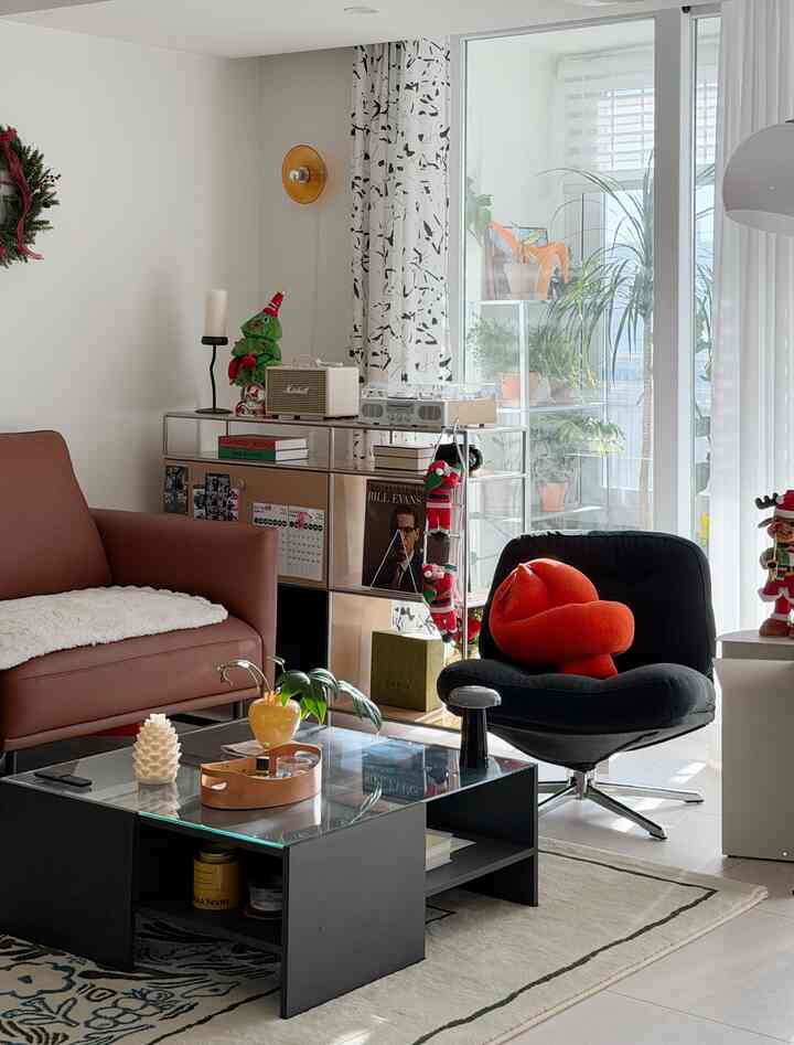 Cuaca dingin yang tiba-tiba kemarin dan hari ini benar-benar membuatku sadar bahwa musim dingin telah tiba ❄️
Hari-hari di musim dingin memang lebih pendek, tetapi menembus lebih dalam ke dalam rumah,

memungkinkan kita menikmati cahaya alami ✨

#CornSoupRecord #오늘의우리집 #예쁜템최고야 #집에서제일바빠 #크리스마스준비 #크리스마스트리 #크리스마스소품 #크리스마스집꾸미기 #거실 #맞팔 #거실인테리어 #거실꾸미기 #거실테이블 #대형트리 #크리스마스트리 #크리스마스데코 #크리스마스인테리어