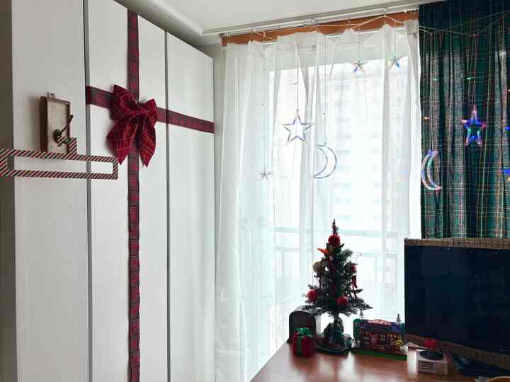 今回はワードローブを大きなクリスマスギフトボックスのように飾りました！ 🎁
ワードローブを開くたびにギフトボックスを開くように気分がいいです💕🫶🏻

従来はオレンジ色のブラインドが設置されていましたが、その前の隙間にカーテン棒とカーテン棒を用いて描いたチェックカーテンを二重に取り付けました。全部緑で覆うと暗すぎるので、白いシフォンカーテンも配置してあまり苦しくないようにします！ 

こうすればシーズンごとに設置と撤去をしなくても良いし、寝る時はブラインドまで下げれば窓を二重に覆うので機能的にももっと暖かいです🤭

＃私も持っているクリスマスのシステム＃クリスマス＃クリスマスの小道具＃クリスマスのインテリア＃コンスープのレコード集＃家が来ました＃ホワイトワードローブ＃卓上ツリー＃チェックカーテン＃デスクテリア＃カーテン棒＃シフォンカーテン