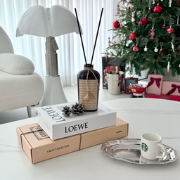 향 하나로 겨울이 완성🎄연말선물에도 딱인 이 디퓨저 향 중독됨🤍
겨울이 되면 집 공기가 조금은 무겁고 차가워지잖아요.
그래서 저는 이 계절엔 
따뜻한 공기 대신 향기로 분위기를 채우는 그 느낌이 좋아서
꼭 디퓨저를 하나 놓아줘야 공간이 완성되는 느낌이에요.
코칸 오브제 디퓨저 
베르가못의 산뜻함, 샌달우드의 포근함, 쟈스민의 은은함이
겨울 아침 햇살이랑 어울려서 공간이 더 따뜻하게 느껴져요.
그리고 무엇보다 패키지가 너무 예뻐요.
박스부터 딱 선물해도 될 만큼 깔끔하고 감성적이라
연말에 지인 집들이나 감사 선물로 주기에도 진짜 괜찮겠다 싶었어요.
디퓨저 자체가 오브제 같은 디자인이라
올려두기만 해도 겨울 인테리어 소품처럼 존재감이 은근히 살아나요.
올겨울 우리 집 분위기를 가장 따뜻하게 만들어준 아이템이라
자연스럽게 최애 디퓨저 리스트에 올라간 제품이에요.
#예쁜템최고야 #콘수프기록집 
#코칸 #cokan #실내인테리어 #집들이선물추천 #자취꿀템 #오늘의집 #선물추천 #향스타그램 #디퓨저 #릴스 #연말선물 #연말준비 #크리스마스소품 #디퓨저추천 #디퓨저인테리어 #디퓨저선물 #디퓨저선물세트 #오브제 #거실 #거실꾸미기 #향테리어 #향기가득향테리어 #향기템 #향기인테리어 #디퓨저세트 #겨울맞이 #겨울준비템 #겨울소품 