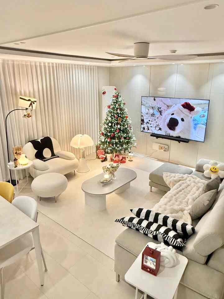 白とグレーの色調のリビング、クリスマスツリーとソファ、ブランケット、多彩な照明で暖かい冬の雰囲気を演出