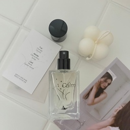 #gift
데일리용으로 부담 없이 사용할 수 있는 calm🤍
은은하게 퍼지는 산뜻한 향이 정말 기분 좋고,
시간이 지날수록 차분하고 부드럽게 가라앉아서 
과하지 않아 데일리로 딱이에요!!
특히 패키지가 너무 예쁘고 깔끔해서 어디에 두어도 
인테리어처럼 감성적인 느낌이 나더라구요.
향도 심플하고 과하지 않아서
누구나 편하게 쓰기 좋은 구성이라
아침에 가볍게 뿌려주기만 해도 
하루 분위기가 달라지는 느낌이에요🤍
부담 없이 쓸 수 있는 향 찾으신다면 추천드려요🤍
💌 @arcbrown.official 
#향수 #데일리향수 #향수추천 #향기템 #머스크향 #아크브라운 #arcbrown #니치퍼퓸 #퍼퓸 #perfume
#맞팔 #향수오브제 #향수존 #향테리어 #콘수프기록집