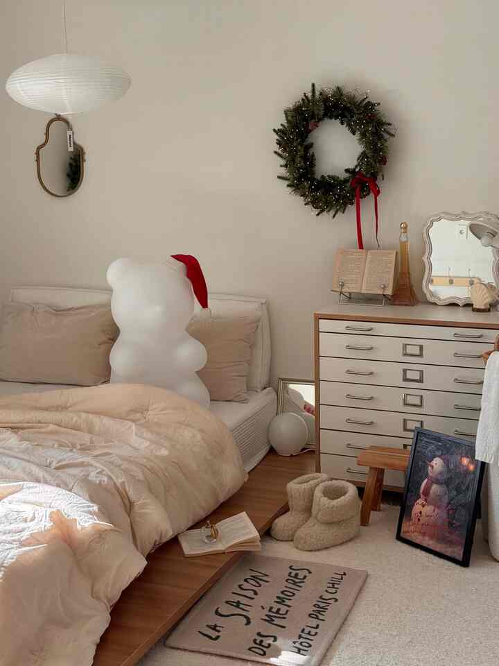 #제품제공 ㅣChristmas Mood 🎄✨⛄️

Sogon House, dedicated to the Christmas mood,

completed with Lucia Eye's Light Moment lighting frame
and a Velvet Glory Christmas Wreath 🎄⛄️

Just hanging it up fills you with Christmas spirit,
matching it with the Velvet Glory Christmas Wreath

The full set includes a lush tree shape, a centipede light, and luxurious velvet ribbon
and Christmas decorations 🎄

Just hanging it fills you with Christmas spirit,
matching it with the Velvet Glory Christmas Wreath

Sogon House is becoming increasingly filled with an exciting Christmas atmosphere. Now I guess all I have to do is wait for Santa Claus 🎅🏻

──────────────────
♥ Lucia Eye Velvet Glory Christmas Wreath
──────────────────
#ChristmasTree #리스 #크리스마스소품 
#ChristmasDeco #크리스마스장식 #루시아이
#ChristmasInteriorAccessories #크리스마스잇템 
#ChristmasPoster #크리스마스리스 #조명액자
#LuciaEyeLightingFrame #루시아이크리스마스리스
#WreathDecoration #침실인테리어 #침실꾸미기 #침대프레임 
#NoHeadBed #수납장 #수납장인테리어 #크리스마스장면한컷 #조명인테리어