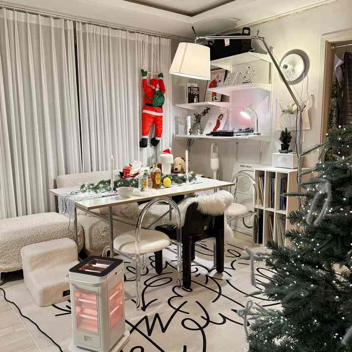 Christmas again~ 🎄♥️

#Christmas #크리스마스트리 #크리스마스데코 #크리스마스소품 #크리스마스장식 #크리스마스인테리어 #크리스마스준비 #크리스마스꾸미기 #트리 #트리오너먼트 #벽난로콘솔인테리어 #벽난로 #미드센추리모던 #미드센츄리모던 #벽선반 #반원테이블 #반원선반 #하프문 #쇠테리어 #쇠맛 #크리스마스에진심인편