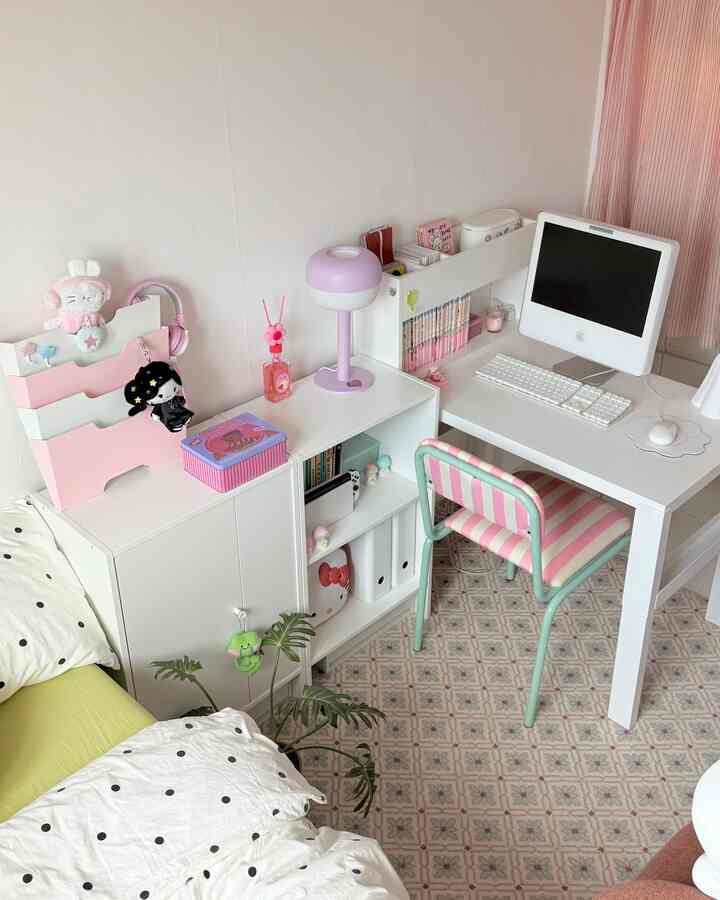 白とピンクの色調の子供部屋、子供用机と収納棚が配置された落ち着いた雰囲気のインテリア