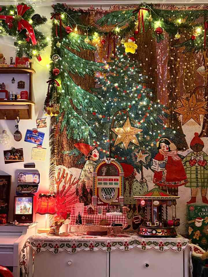#クリスマスに 
Holly jolly christmas🎄❤️
私の隣人の家にはほとんど素晴らしい木があります。
全スペースが足りなくて大きな木を置けなかった物足りなさにどうするか悩んでいました。 

その時、やっと見えるタペストリーの中のツリー！ 「あ！ここに木があった？！ㅎㅎ」
だから〜大きなクリスマスタペストリーにムカデ電球を取り付けてみました！  
キラキラと輝いていると思いました🎄❤️
これこそクリスマスに本気ですか？ ㅎㅎ

＃私も持っているクリスマスのシステム＃クリスマス＃クリスマスの小道具＃クリスマスのインテリア＃コンスープのレコード集#コストコークリスマス #クリスマスグリッター #greeter