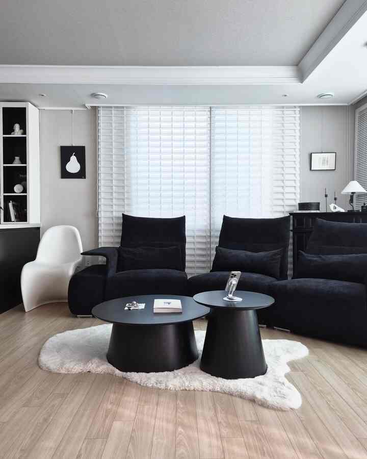  #블랙소파 #소파 #헤드레스트소파 #팔걸이수납 #수납소파 #interior #블랙인테리어 #블랙소파테이블 #소파테이블 #블랙앤화이트인테리어  #모던프렌치인테리어 #거실인테리어 #블랙가구 #집꾸미기 #홈스타일링 #신혼집 #오늘의집 #홈스윗홈 #모노톤인테리어  #셀프인테리어 #monotoneinterior #blackinterior 