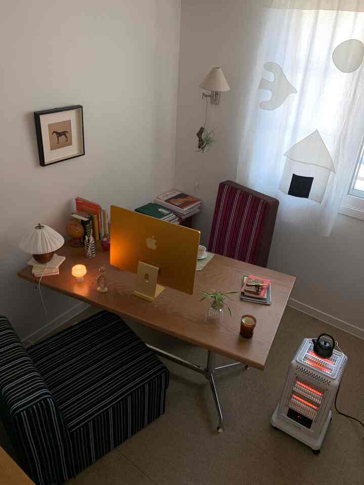 ナチュラルカラーとベージュの書斎、木製デスクとヒーターが暖かく落ち着いた雰囲気を醸し出すインテリア