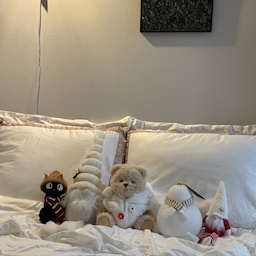 #콘수프기록집 #예쁜템최고야
귀여운것들로 가득찬 우리집,
내가 귀여운걸 좋아한다는 사실을 부정했지만 이제는 부정하지 않아요..
너무 귀엽지 않나요 우리집 귀요미들❤️❤️
#침실인테리어 #침실꾸미기 #이불추천 #침구추천 #크라운구스 #테디테일즈 #인형 #남매맘 #아이가있는집 #안방 #화이트침구 #탄귀서울 #소통 #맞팔 #선팔 #크리스마스소품 #인테리어액자