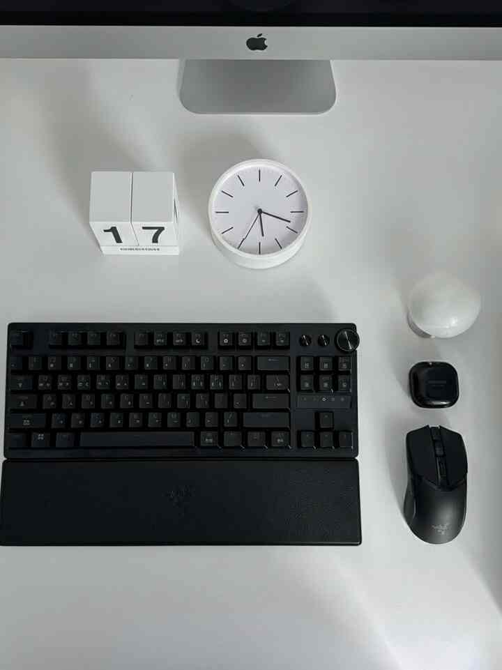 ＃広告@razer.kr 
すでにn番目のレーザー🎁
夫がゲーミングキーボードとマウスはレーザーだけを使う人なのに、
今回、レーザーハンツマンV3プロをアンボクシングして設定してみました。
はるかに深く蛇毒にしっかり噛まれました🙄🤍
レーザーブランドだけを書く人たちに蛇毒に噛まれたんですよね！ 

このキーボードはラピッドトリガーです
キーを少し押してもすぐに反応して
バロラントする時の動きが本物のナイフのように入ります。
そこに8000Hzポーリングレートまであり
入力ディレイがほとんどありません！

Razer Synapseで入力深さと感度調整もすぐに可能だから
初心者でもすぐ自分の手に合わせてセットできるのも楽で、
上ダイヤルで音量調節されるのもよく書いています。

そして、本当に良かったのが、高級陣のレザーパームレストが入っており、長く打っても手首が楽で、マグネティックでぴったりつく仕組みだ。
キーボードの前に着て固定される感じがとても良いです。
机の上で押されたり乱れたりすることはありません。

デザインもスッキリとキー感も本当にいい🤍

💻 https://mkt.shopping.naver.com/link/6915bd39165146157ed2cb69

＃FPSキーボード＃ラピッドトリガーキーボード＃レーザー＃razer＃レーザーキーボード＃ゲームマウス＃キーボード＃ゲームコンピューター＃コンピューター組み立て＃デスクテリア＃デスク飾り＃ゲーム＃ゲーム＃キーボードおすすめ＃バロラントキーボード＃RAZERキーボード＃インテリアオブジェ＃デスク＃デスク＃ゲームスターグラム＃ゲームpc＃コンピュータケース