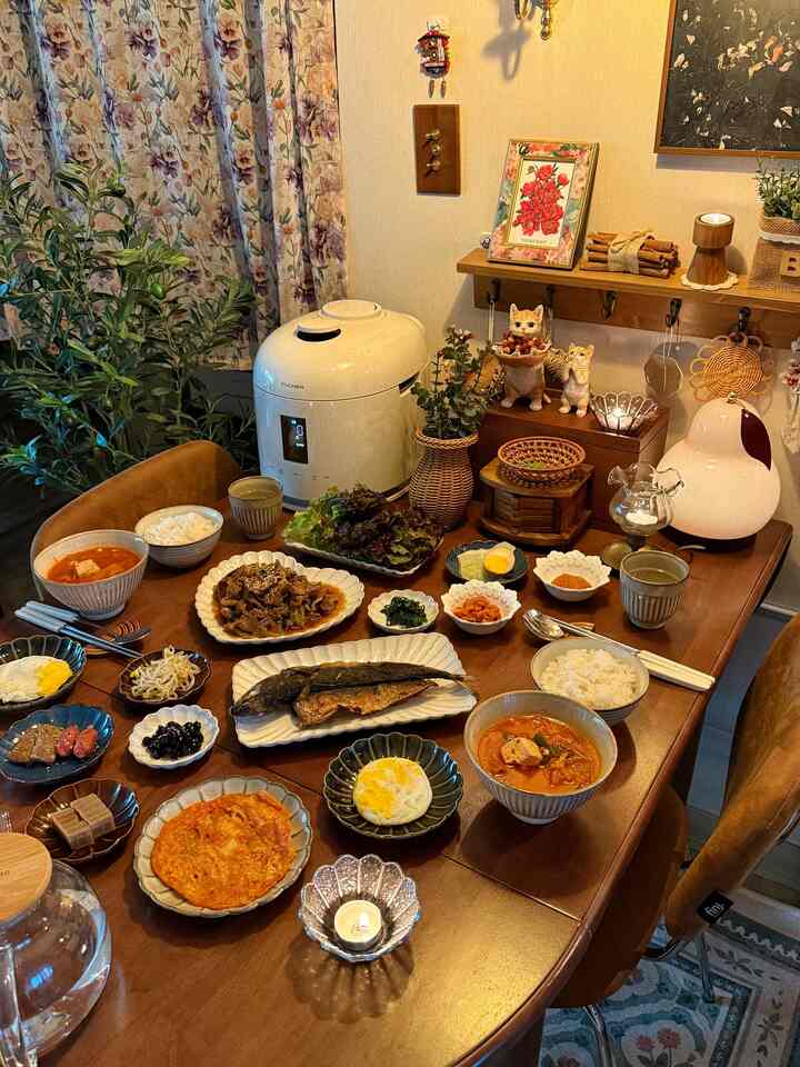 暖かい茶色調のダイニングルーム、伝統的な韓国料理と装飾が配置された居心地の良い空間