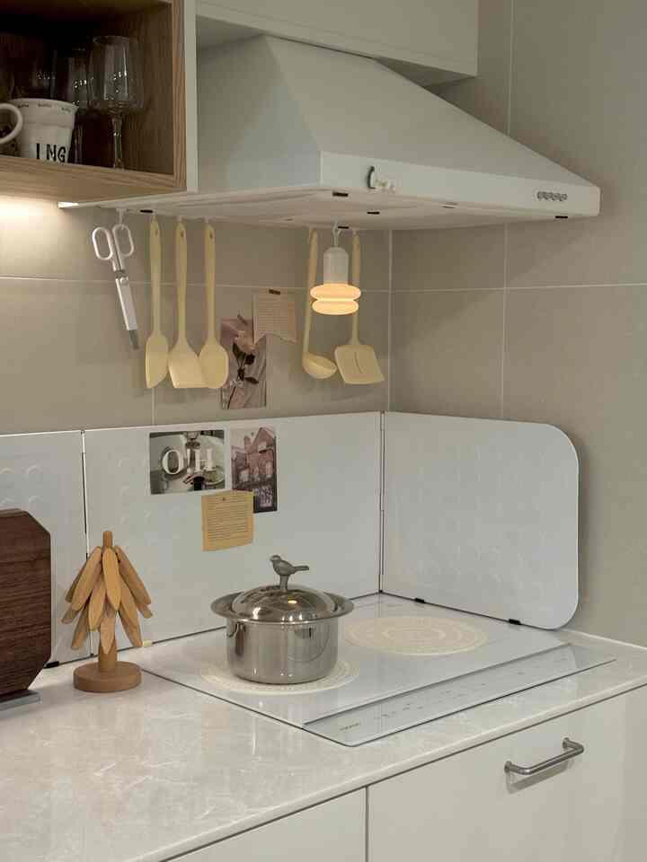 This is a review based on my personal experience using and styling the product I received through the #오감리뷰 program.

I was worried about scratches and stains while using my induction cooktop, so I chose the Lettering Induction Protection Silicone Mat. After using it for a few days, I found it to be quite good. It's designed for 24cm burners, so it's large enough to fit even the largest burners.

The design is clean. It's not just a plain mat; it features sentimental lettering, so just placing it on the stovetop really enlivens the kitchen. I'm always mindful of my kitchen decor, so even the smallest details are important. This mat is both practical and stylish, which I'm very satisfied with. The calming colors blend seamlessly with my induction cooktop, and it looks great in photos.

I also like the size. My previous 24cm mats didn't fit my larger burners, but this one fits perfectly! I'm thinking about buying the 20cm one too, so I can use it on my smaller burners.

When cooking, soup splatters, marks form on the bottom of pots, and circular marks form from contact with handles. These buildup can quickly make the induction surface dirty. However, simply placing a mat on it virtually eliminates scratches and stains. Because it's silicone, it feels stable and doesn't shift easily, even when placed on a hot pan.

It's also convenient. You don't have to adjust the pan position while cooking; just cook as you always do. The mat allows the heat to pass through, yet maintains its integrity, and it's comfortable to use, so you'll quickly get used to it. Splashes don't bother me much. After cooking, just lift the mat and wash it in the sink, so you don't have to wipe down the induction every time.

It's also easy to maintain. Because the silicone gets dirty, a simple rinse with water or a light scrub with dishwashing detergent will clean it right away. Simply shake off the excess water and place it on the surface, and it's ready to use. Maintenance is simple, and it's easy to clean.

With the silicone mat, the overall kitchen looks neat and tidy. If you want your induction cooktop to stay clean and last a long time, this is a must-have kitchen item. The more you use it, the more satisfied you become.

#SiliconeMat #인덕션매트 #인덕션보호매트
#WhiteKitchen #감성주방 #화이트인테리어
#KitchenEssentials #주방템추천 #인덕션보호 #주방템
#OurHomeToday #우리집주방 #주방살림