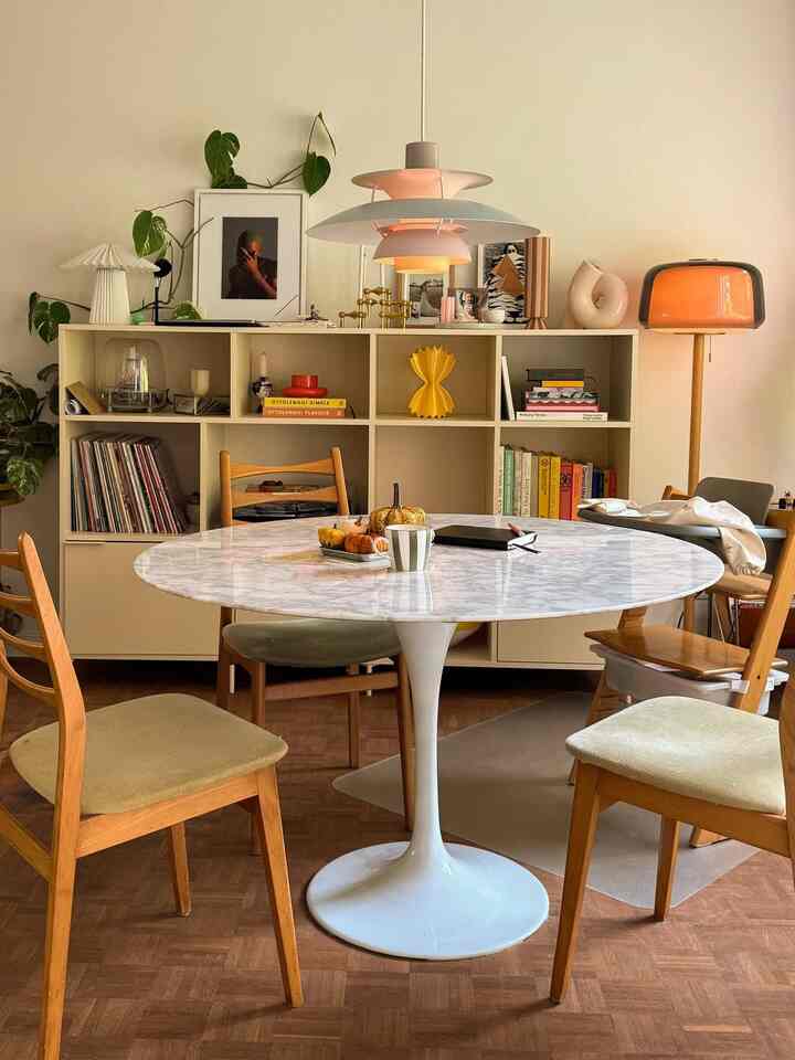 Slow mornings at the round table ☕️✨
A little marble, a little wood, and all the warm light.This corner makes everyday breakfast feel like a slow weekend.

Credit:@aplacebeyondthenines

#interiordesign #diningroomdecor #homeinspo #cozyhome #marbletable #midcenturymodern #warmtones #homestyling #interiorvibes #scandistyle #livingwithlight #tabledecor