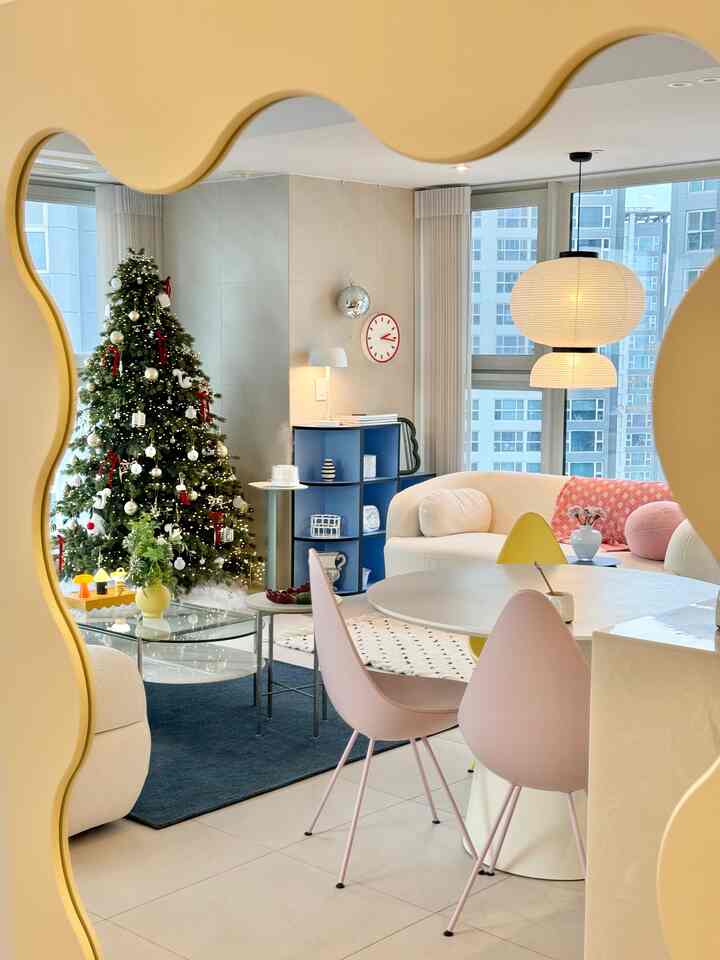 #크리스마스에진심인편
#Rumah Hari Ini #스페셜크리에이터 #오늘의집크리에이터

Dua Alasan Mengapa Saya Suka Musim Dingin
1. Natal
2. Hujan Salju

Cokelat panas, lagu-lagu Natal, kumpul-kumpul akhir tahun, konser, film larut malam,
semua hal yang berkilauan membuat musim dingin terasa menyenangkan.
Natal lebih awal 🎄
#Bibi Termuda #컬러풀인테리어 #트리꾸미기