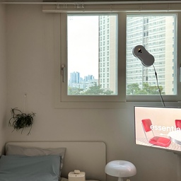 오로와 창문청소기 덕분에
창문 밖 선명한 색과 선을 
느낄 수 있어 행복한 요즘🤍
분기에 한번씩만 날 잡고 해주면
일년 내내 또렷한 
창 밖을 즐길 수 있답니다✨
그냥 버튼 켜고 전원만 눌러주면
알아서 경로 탐색해서 닦아주니
너무 편하고 좋은거 있죠!
혹시 모서리가 잘 안닦이는 경우에는
영상처럼 걸레에 유리세정제
톡톡 뿌려준 후에 샥샥 문질러주면
더욱 완벽하게 마무리 된다는 점😝
엄청 우아한 전용 보관함까지 
세트로 구성되어 있어
평소에도 깔끔하게 수납할 수 있어요!
#콘수프기록집 #살림살이 #살림템추천 
#창문로봇청소기 #창문청소기 #창문청소 
#오로와 #windowcleaning #살림템
#창문닦이 