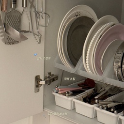 원룸, 작은 공간에서도 수납 꼼꼼하게 하기🏠
저희 집은 싱크대 하부장에 그릇, 후라이팬, 커트러리를 보관 중인데요.
오늘은 다이소랑 오늘의집에서 6천 원 이하로 구매한 수납템들 리뷰 가져왔어요🚶🏻‍♂️
🏷️ 다이소 | 길이 조절 바스켓 1호 (1,000원)
길이 조절이 가능해서 짧거나 긴 도구도 딱 맞게 정리돼요.
2호, 3호도 있어서 공간에 맞게 선택할 수 있는 점도 좋아요🩶
저는 수저, 젓가락, 커트러리 보관용으로 사용 중이랍니다🥄
🏷️ 다이소 | 적재형 스틸 선반 (3,000원)
좁은 수납공간엔 진짜 필수템 , ,🤍
선반 위에 또 올릴 수 있어서 공간 활용이 정말 좋아요𓂃!
🏷️ 다이소 | 접시 스탠드 (1,000원)
저희집은 그릇이 많은편인데, 이거 사용하고나서 접시 공간이 넉넉해졌답니다🥣💭
🏷️ 오늘의집 | 5단 냄비 · 후라이팬 정리대 (5,900원)
후라이팬 크기에 맞게 간격 조절이 가능해 자리 활용도가 높아요.
자취 시작할 때부터 1년 넘게 쓰고 있는데,
사용감은 조금 생겼지만 여전히 튼튼하고 깔끔한 디자인이라 만족 중인 아이템중 하나에요🧸
#다이소 #추천템 #그릇정리 #그릇거치대 #싱크대하부장 #싱크대하부장정리 #정리 #수납 #접시 #수저보관함 #길이조절 #길이조절정리함 #꿀템 #추천 #콘수프기록집