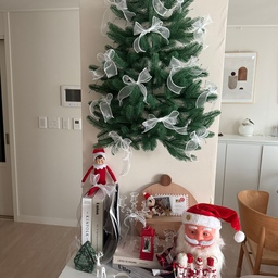 #오늘부터크리스마스 #1일차기록
크리스마스 맛집 우리집🎄🤍
감사하게도 저희집 벽트리가 넘 사랑을 받고 있어요🤍
크리스마스 관련 해시태그에서도..🤍
조회수도 쭉쭉 올라가고 예쁘게 봐주셔서 넘 감사해요🫶🏻
#크리스마스 #크리스마스트리 #벽트리 #리본트리 #크리스마스소품 #크리스마스데코 #크리스마스장식 #크리스마스맛집 #산타 #호두까기인형 #벽난로 #예쁜템 #크리스마스인테리어 #크리스마스준비 #맞팔 #콘수프기록집 #집꾸미기 #겨울인테리어 #겨울 #거실인테리어 #거실꾸미기 #기둥인테리어 #기둥 #잭슨카멜레온 #루미르 #집요한블프 #쇼핑템 #추천템 