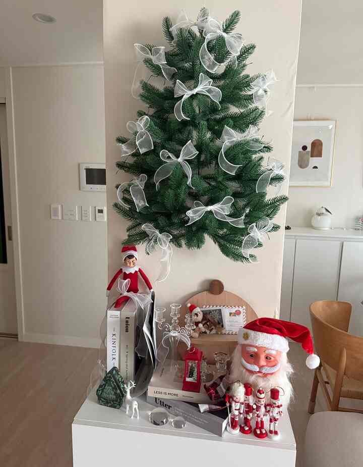 #今日からクリスマス #1日目記録

クリスマスグルメ私たちの家🎄🤍
ありがとう、私たちの家の壁の木は愛されています🤍
クリスマス関連ハッシュタグでも..🤍
見た目もずっと上がってきれいに見てくれてありがとうございます🫶🏻

＃クリスマス＃クリスマス＃クリスマスツリー＃壁ツリー＃リボンツリー＃クリスマス小道具＃クリスマスデコ＃クリスマス装飾＃クリスマスレストラン＃サンタ＃くるみ割り人形＃暖炉＃かわいいテム＃クリスマスのインテリア＃クリスマス準備＃リビング飾り＃ピラーインテリア＃ピラー＃ジャクソンカメレオン＃ルミール 