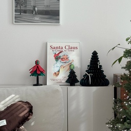 #협찬  요거… 너무 귀엽죠?
펼치기만 하면 뿅! 하고 완성되는 미니 페이퍼 트리예요🎄
자석 마감이라 그냥 펼쳤을 뿐인데!! 
왠지 내가 손재주 좋아진 느낌 ㅋㅋㅋ
게다가 2개가 한 세트라 🐶이득!
두 개가 사이즈도, 디자인도 살~짝 달라서
나란히 둬도 예쁘고, 따로 둬도 존재감 톡 올라와요.
종이라 가벼워서 집안 여기저기 옮겨다니는 중… ㅋㅋ
적당한 사이즈라 거실, 아이 방, 침실 어디든 올려두기 좋고
접어서 보관하면 자리도 거의 안 차지해서
내년에 또 꺼내 쓰면 됩니다 🙌🏻
은근 존재감 뿜뿜이라
집에 크리스마스 무드 톡! 넣고 싶을 때 딱 좋아요 ✨
저처럼 리본이나 작은 조명 얹어서
매년 다른 분위기로 꾸며보는 것도 추천해요!
#드로우데이 #drawday #크리스마스 #트리 #미니트리 #크리스마스트리 #크리스마스소품 #크리스마스장식 #크리스마스꾸미기 #크리스마스데코 #크리스마스선물 #크리스마스트리세트 #크리스마스오너먼트 #예쁜템최고야 #크리스마스트리세트 #트리장식 #크리스마스리스 #트리리본 #종이트리 #연말파티 #크리스마스오브제 #크리스마스트리미니 #크리스마스인테리어
