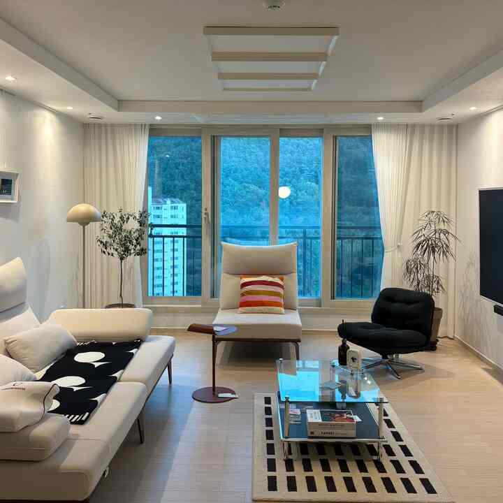 My favorite living room 🤍🏠
The mountain view in front makes it feel quiet and green. 
#MyHome #신혼집인테리어 #신혼집 #홈스타일링 #맞팔환영 #소통해요