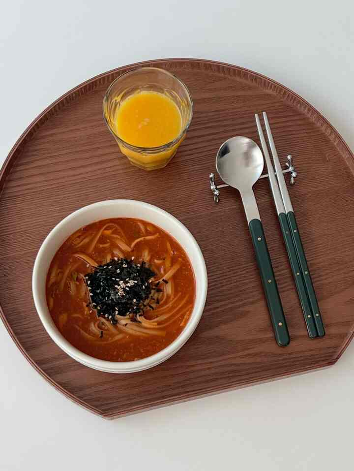 #콘수프기록집 #예쁜템최고야

✔️Half-Moon Wood Tray
✔️Odense Legot Korean Spoon

Today's pretty item!

Many people love the half-moon tray,
and it's convenient and pretty for home cafes or when eating alone.

The Odense spoon is cute and makes a great photo accessory. ➰

#Home Cooking #집밥요리 #집밥메뉴 #집밥기록 #집밥이최고 #밀키트맛집 #우드트레이 #트레이 #오덴세 #수저 #한식수저