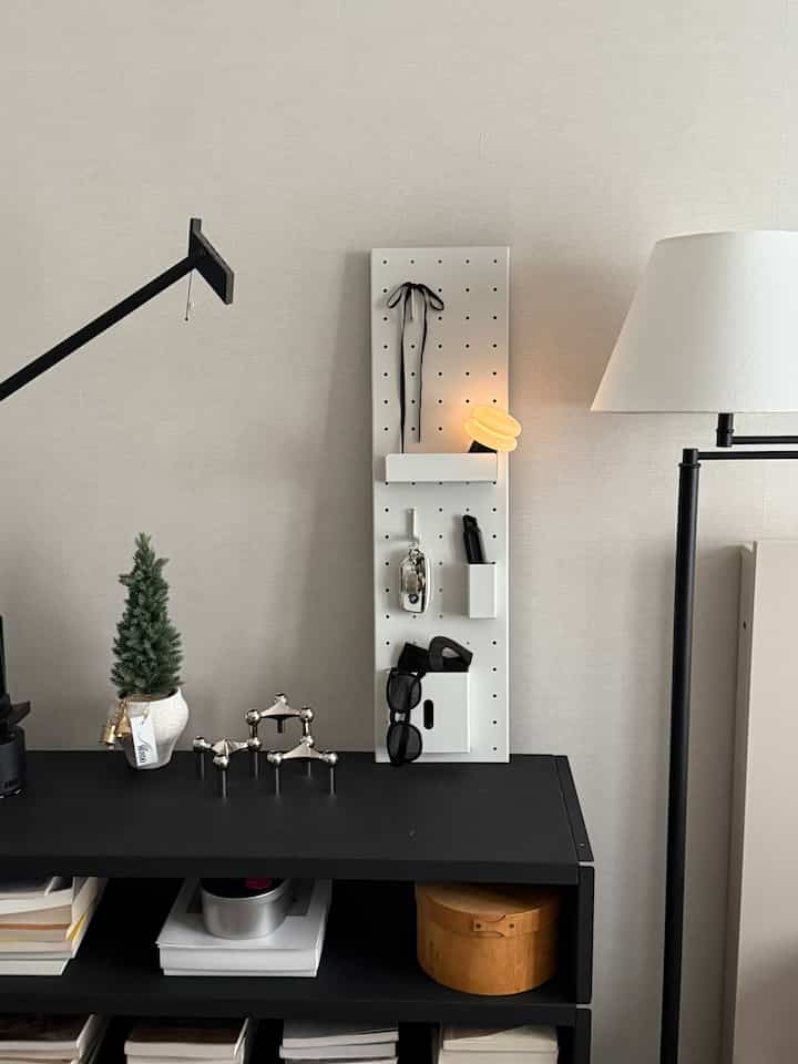 #오늘의집 #스페셜크리에이터 #오늘의집크리에이터

#EntrywayDecoration

Before I leave, I always end up forgetting things like car keys, masks, and shopping bags. It's a great way to neatly organize them on a multi-board. You can also hang knives, scissors, and tape for organizing packages, so they're ready to go :)
This magnetic type attaches to the front door without drilling holes. You can use it horizontally or vertically. It's so magnetic that it seems like it can hold quite a bit of weight. 🖤

#EntrywayInterior #현관문자석 #멀티보드 #타공판 #타공판인테리어 #타공판꾸미기 #선반인테리어 #집꾸미기 #25평인테리어