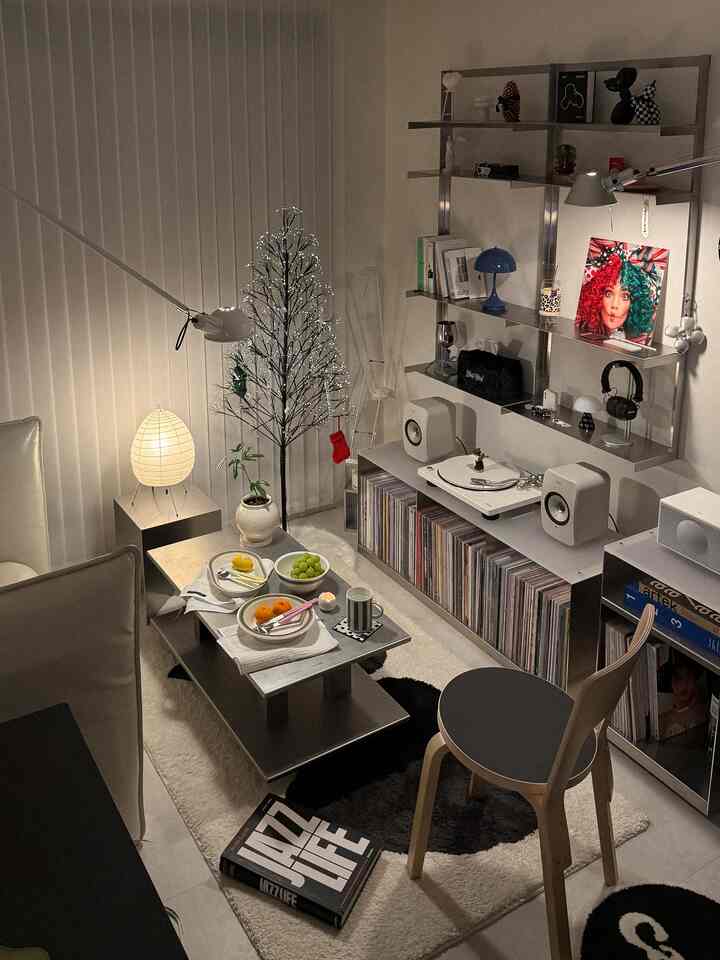 ホワイトとブラックのトーンのリビング、アルテックチェアとターンテーブルが配置されたモダンで音楽の雰囲気あるインテリア