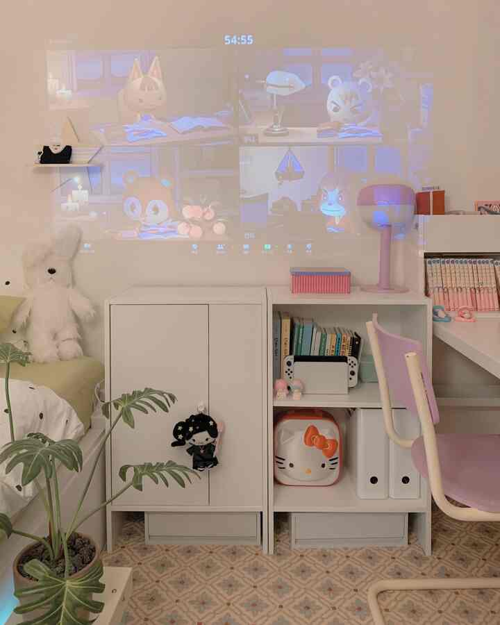 白とピンクの色調の子供部屋、本棚や収納キャビネットが配置された雰囲気のあるインテリア