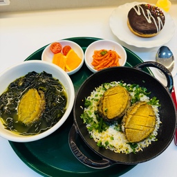 #콘수프기록집 #살림살이
전복넣어 미역국 솥밥을 #스타우브베이비웍 에 했어요.
이제 신랑 생일주간은 끝났지만 저희집 식구가 젤 좋아하는게
미역국인데 건조전복이있어서 손질다 되서 전복
내장에 볶아서 깊은 맛이나네여. 
케잌은 그냥 도넛이나 요거트아이스크림이 최고입니당 
 #반건조전복 #완도전복 #홈스토랑 #홈스토랑메뉴 
